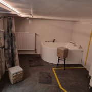 Gul tejp visar bastuplac