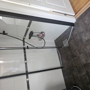 Vikbara duschväggar med svarta inslag